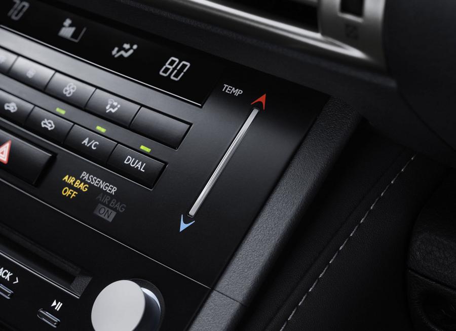 Детали интерьера Lexus IS300 AWD F-Sport 2015 года  (фото 32 из 48)